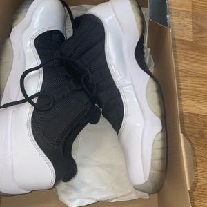 Tuxedo Low Top Retro 11
